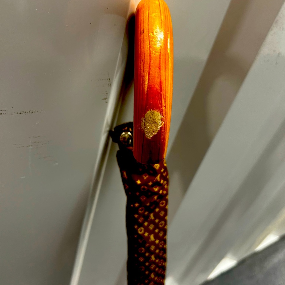 I’m selling an authentic Vintage Louis Vuitton Monogram Umbrella 1960 wood handl
